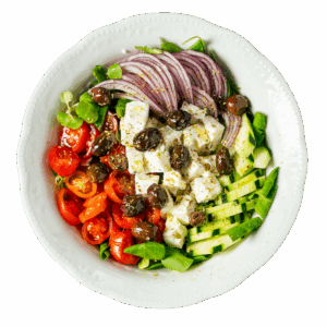 Insalata con valeriana, rucola, cipolla, cetrioli, olive, feta, pomodoro e origano