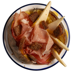 Fontina, crema al tuorlo d'uovo , speck e crostini di pane nero