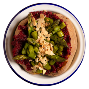 Crema di barbabietola rossa, asparagi, olio al limone e mandorle tostate