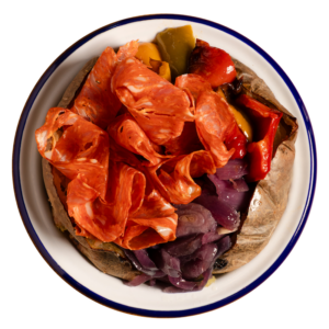 Spianata calabra, peperoni, scamorza e cipolla rossa